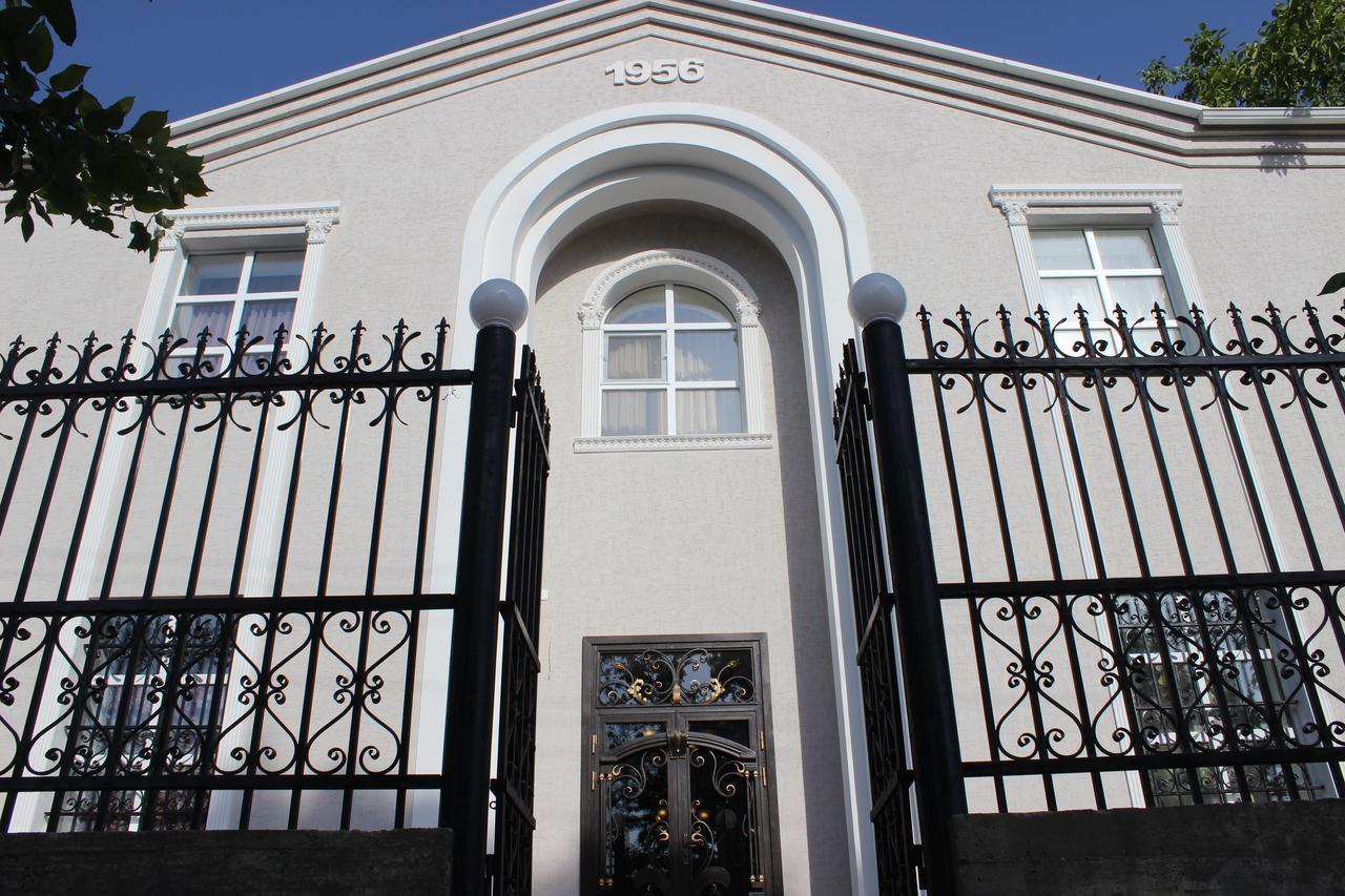 KOK-ART Hotel Jalal-Abad Bagian luar foto